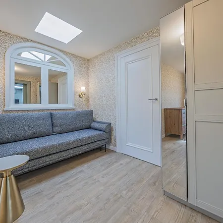 Deco With Terrace By Oneapartments
